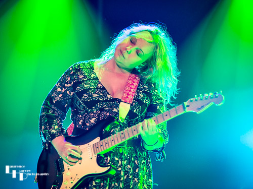 Chantel McGregor on vocals & guitar