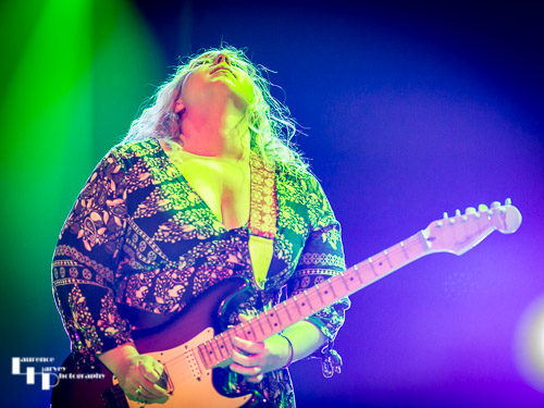 Chantel McGregor on vocals & guitar