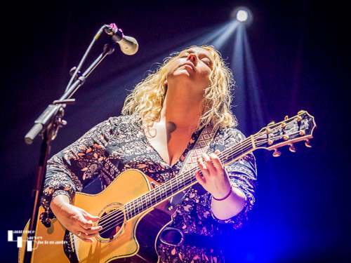 Chantel McGregor on vocals & guitar
