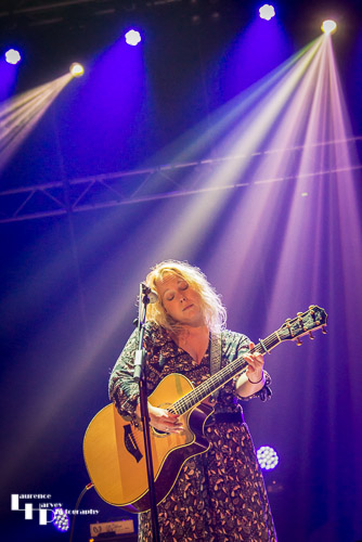 Chantel McGregor on vocals & guitar