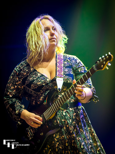 Chantel McGregor on vocals & guitar