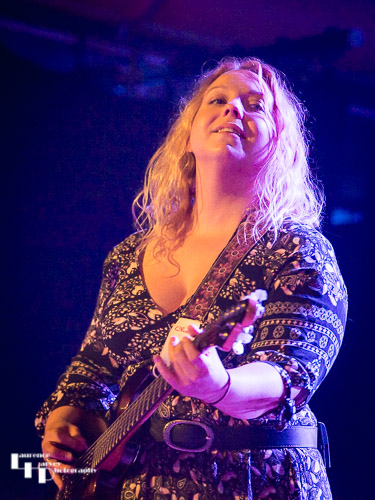Chantel McGregor on vocals & guitar