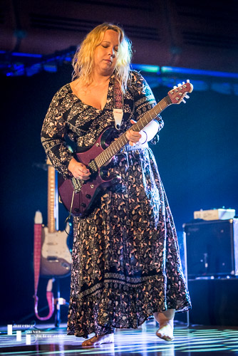 Chantel McGregor on vocals & guitar