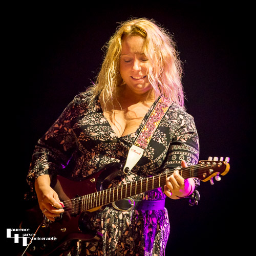 Chantel McGregor on vocals & guitar