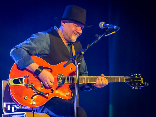 Jake Zaitz on guitar