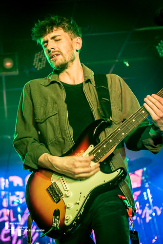 Félix Rabin on vocals & guitar