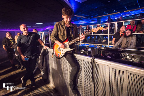 Félix Rabin on vocals & guitar  making a sortie into the crowd