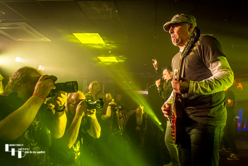 Giuliano Gizzi on guitar with crowd & photographers
