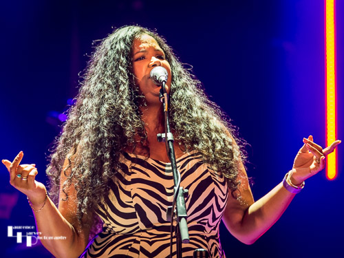 Kyla Brox on vocals