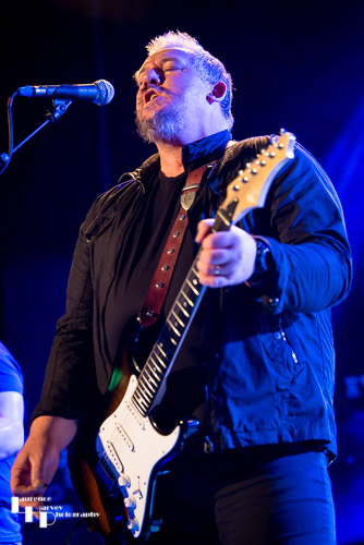 Stevie Nimmo on guitar & vocals