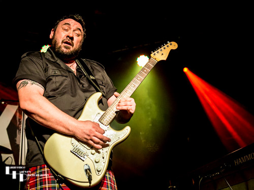 Alan Nimmo on guitar & vocals