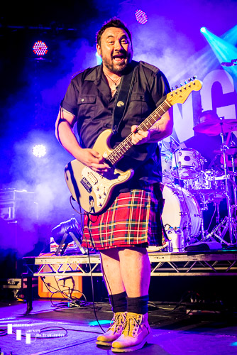 Alan Nimmo on guitar & vocals