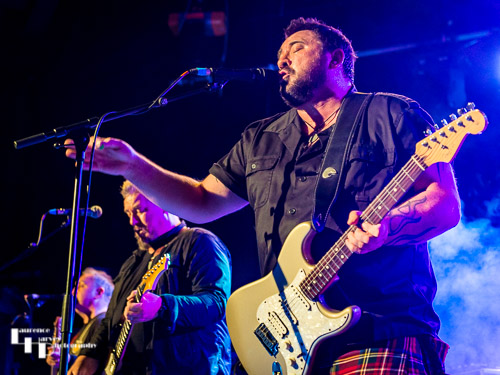 Alan Nimmo on guitar & vocals