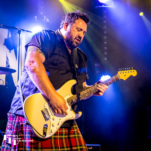 Alan Nimmo on guitar & vocals