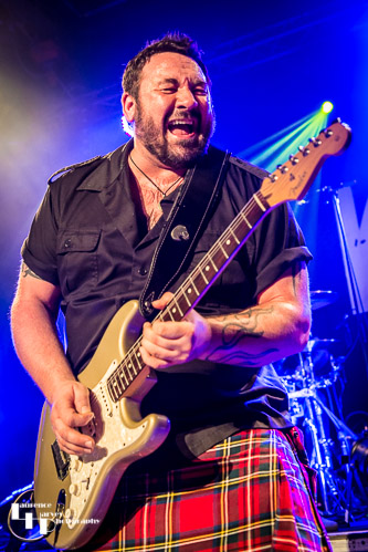Alan Nimmo on guitar & vocals