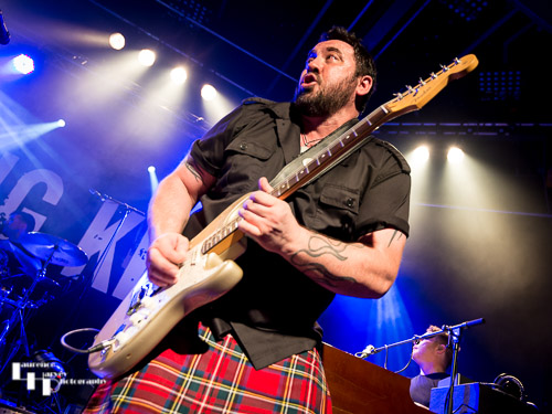 Alan Nimmo on guitar & vocals