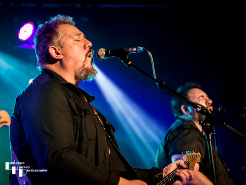 Stevie Nimmo on guitar & vocals
