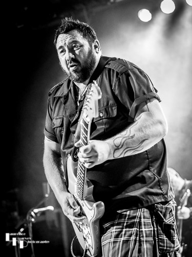 Alan Nimmo on guitar & vocals