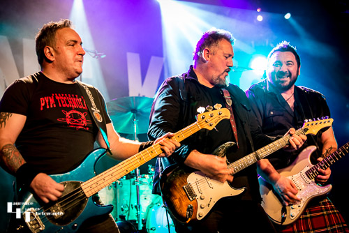 Alan Nimmo & Stevie Nimmo on guitar, Zander Greenshields on bass
