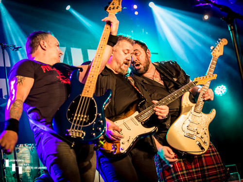 Alan Nimmo & Stevie Nimmo on guitar, Zander Greenshields on bass