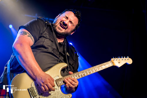 Alan Nimmo on guitar & vocals