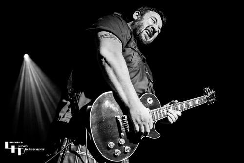 Alan Nimmo on guitar & vocals