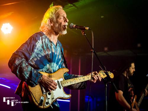 Chris D'Avoine on vocals & guitar