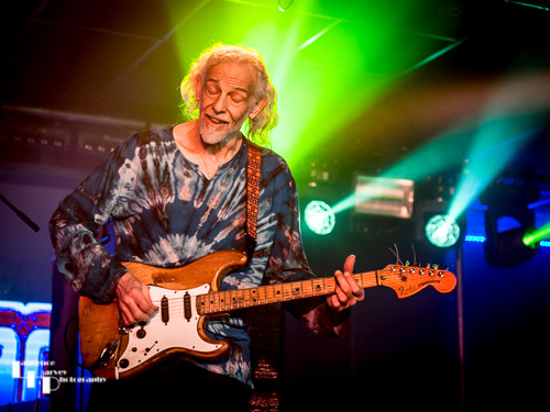Chris D'Avoine on vocals & guitar