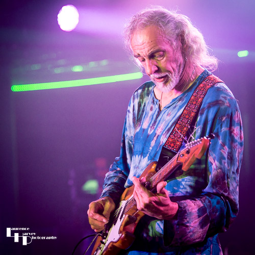 Chris D'Avoine on vocals & guitar