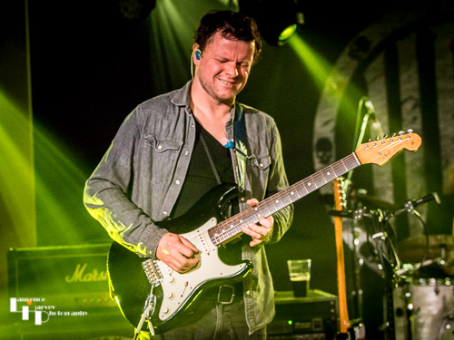 Dave Moss on lead guitar