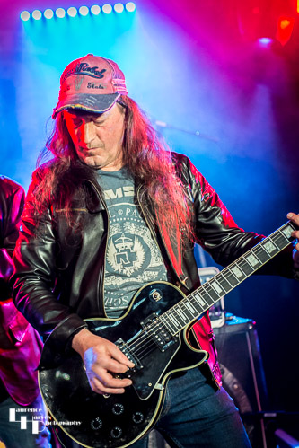 Nige Thompson on guitar