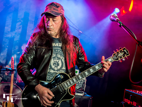 Nige Thompson on guitar