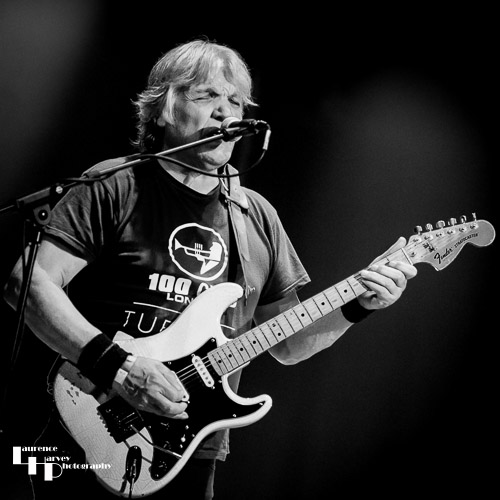 Ryk Mead on guitar & vocals