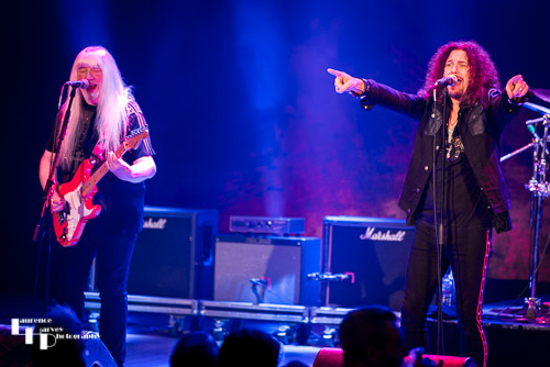 Andy Scott on guitar & vocals & Paul Manzi on vocals