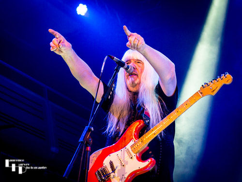 Andy Scott on guitar & vocals