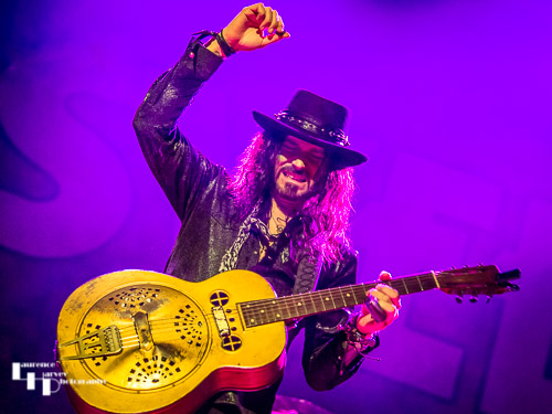 Troy Redfern on guitar & vocals
