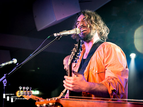 Wille & The Bandits: Wille Edwards on vocals & guitar