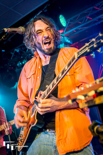 Wille & The Bandits: Wille Edwards on vocals & guitar