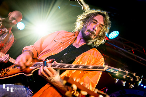 Wille & The Bandits: Wille Edwards on vocals & guitar
