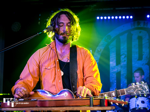 Wille & The Bandits: Wille Edwards  on vocals & lap steel slide guitar