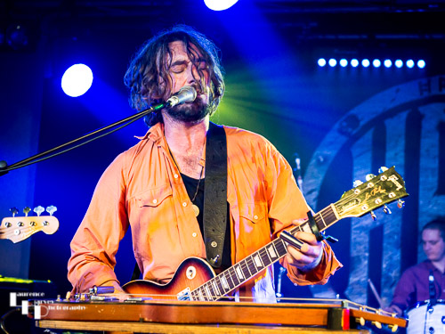 Wille & The Bandits: Wille Edwards on vocals & guitar