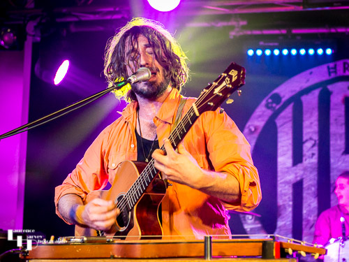 Wille & The Bandits: Wille Edwards on vocals & guitar