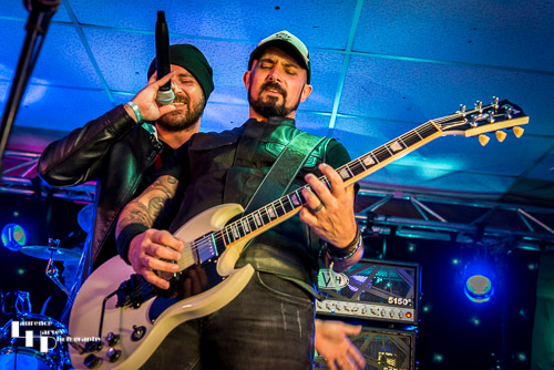 Will Taylor on vocals, Stu Bailey on guitar