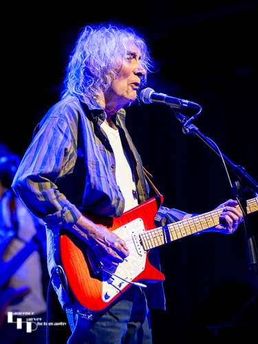 Albert Lee on vocals & guitar