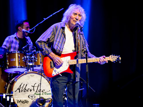 Albert Lee on vocals & guitar