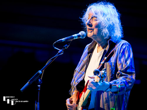 Albert Lee on vocals & guitar