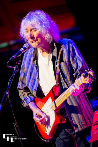 Albert Lee on vocals & guitar