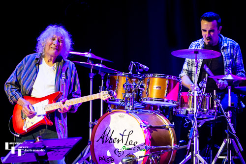 Albert Lee on vocals & guitar, Ollie Sears on drums