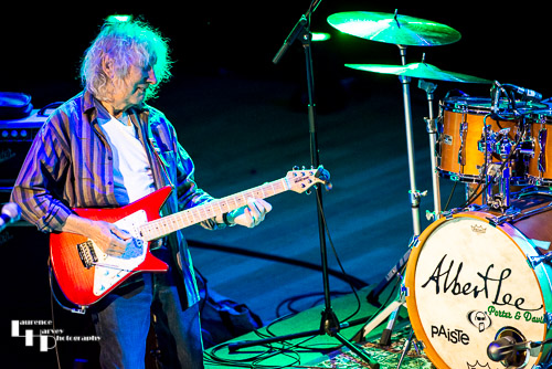 Albert Lee on vocals & guitar
