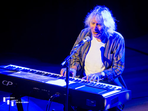 Albert Lee on vocals & keyboards